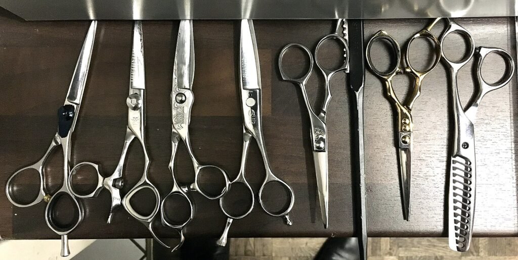Professional hair-cutting and thinning shears lined up